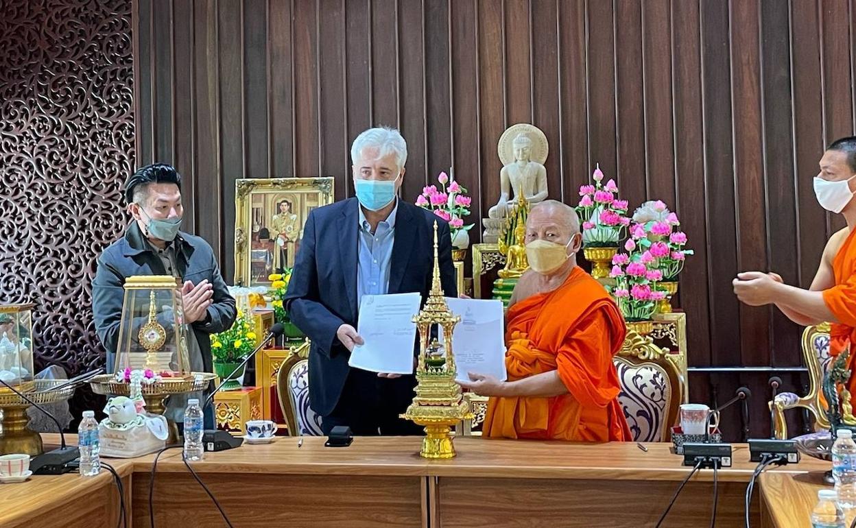 José Manuel Vilanova, presidente de la Fundación Lumbini, durante la firma con el templo de Wat Naprok de Bangkok, en Tailandia. 