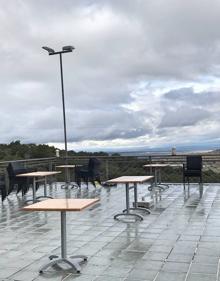 Imagen secundaria 2 - Aperitivo de croquetas, saquitos de patatera y terraza del establecimiento.