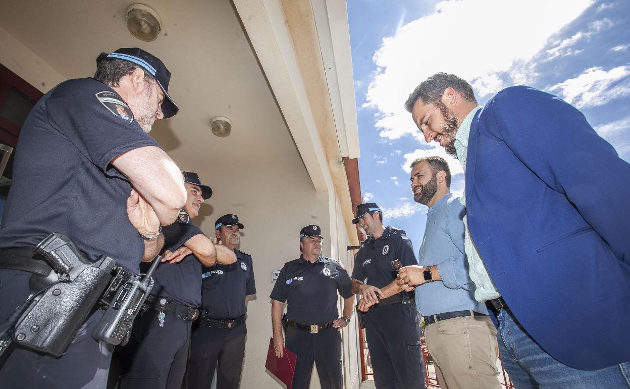 Licerán, en primer plano, con el alcalde Salaya en una visita a la Policía Local .