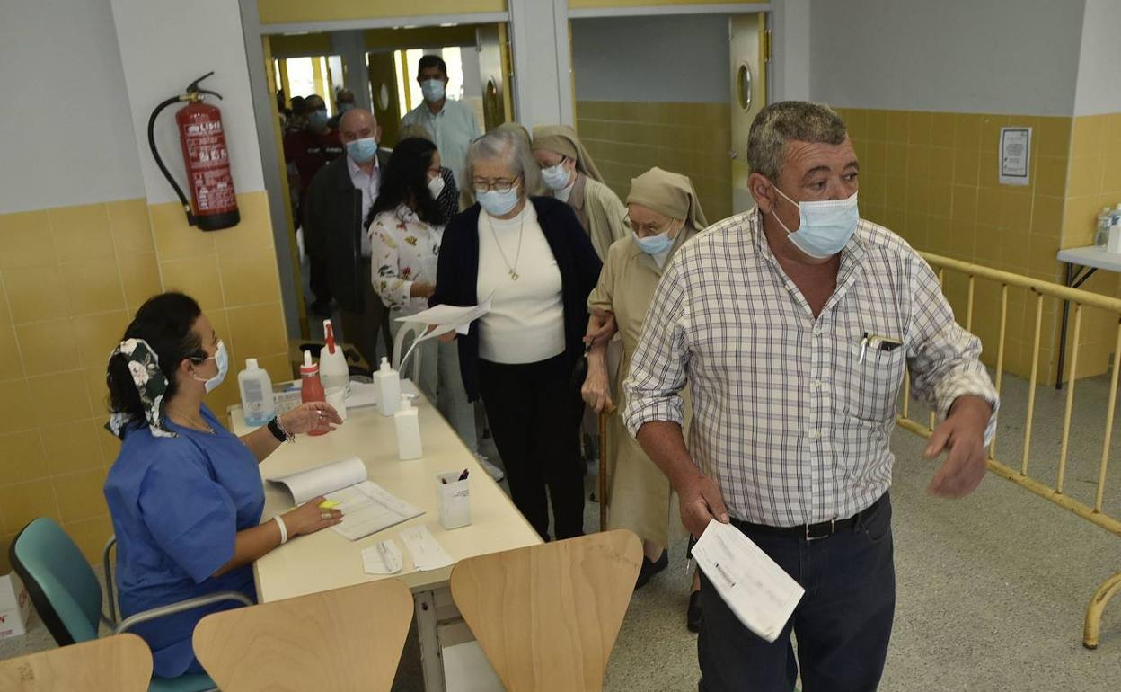 Mayores de 60 años antes de recibir la tercera dosis en Badajoz.