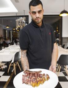 Imagen secundaria 2 - Chuletón con buena infiltración de grasa del restaurante DeDiez. Miguel Zapata es el propietario de esta brasería de Cáceres.