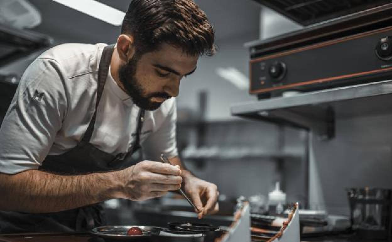 Alejandro Serrano, en su restaurante de Miranda.