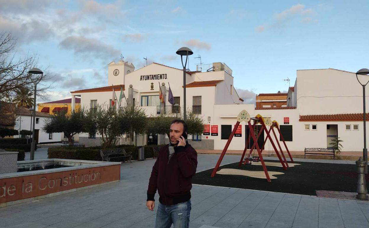 Tomás Álvarez, alcalde de Valdetorres, conversa por el teléfono móvil delante del Ayuntamiento. 