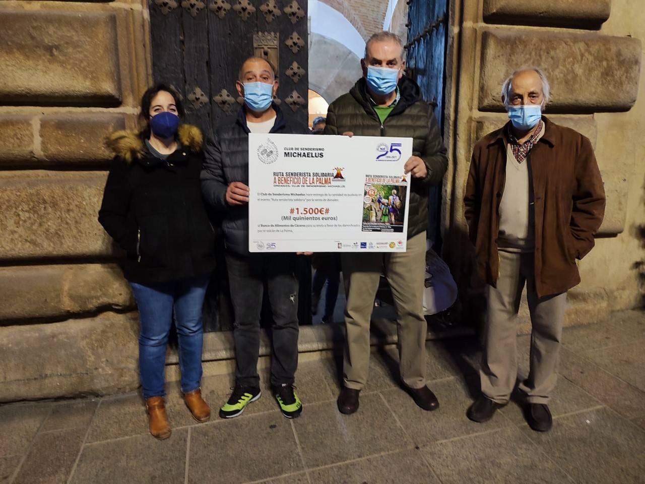 Entrega de cheques al Banco de Alimentos.