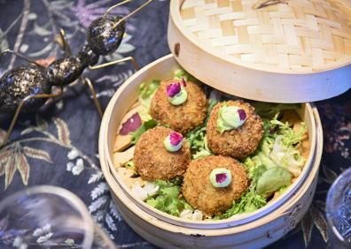 Imagen secundaria 1 - Tataki de atún con ajoblanco de frutos rojos y almendras, croquetas de pizza y buñuelos de bacalao.