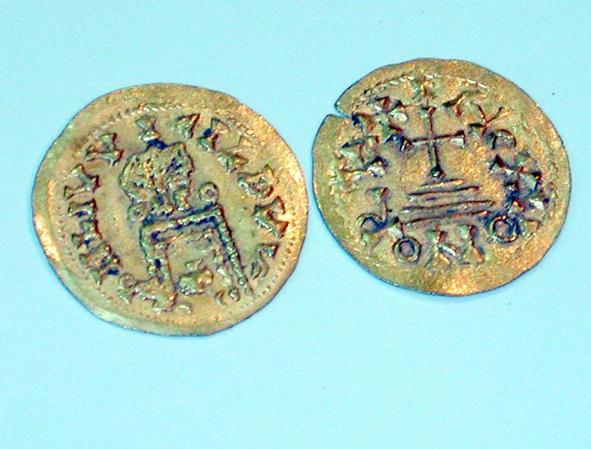 Dos de las monedas de oro encontradas en 2003 en Mérida.