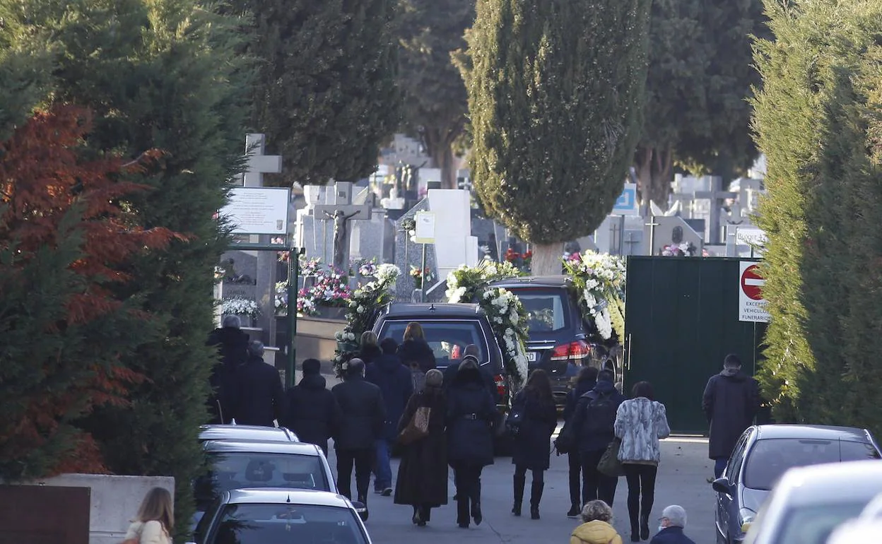 El coche fúnebre con el féretro de Pablo Sierra entrando en el cementerio salmantino. 