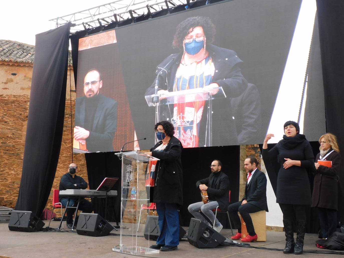 Fotos: Emotivo homenaje a Charo Cordero en Romangordo