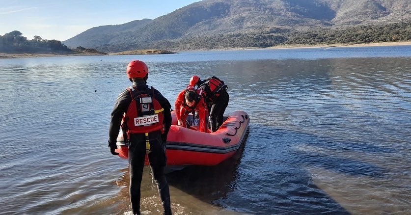 Fotos: Rescate de un deportista con hipotermia tras volcar su embarcación en Plasencia