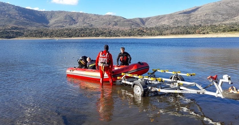 Fotos: Rescate de un deportista con hipotermia tras volcar su embarcación en Plasencia