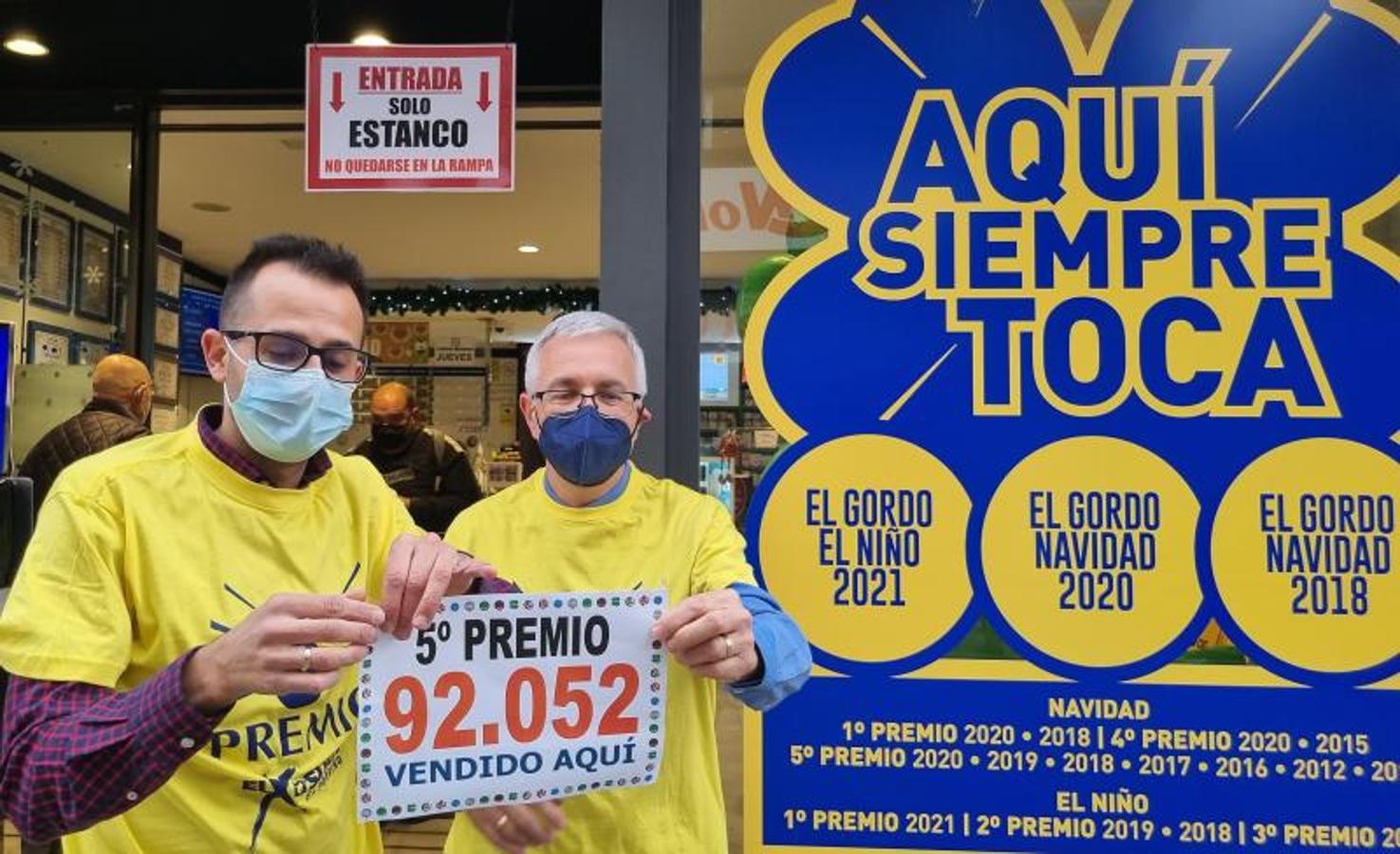 Los loteros de la administración de Porriño (Pontevedra) posan con el cartel del quinto premio