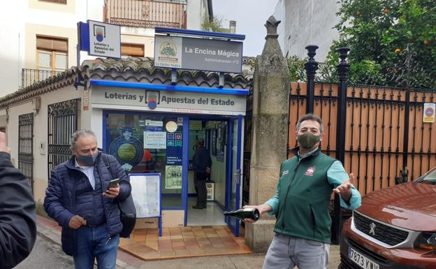 Miguel Ángel Jiménez descorchó cava a la puerta de la adminisración.