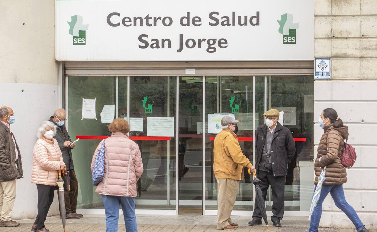 Cacereños esperando a ser atendidos en el centro de salud San Jorge ayer por la mañana. 