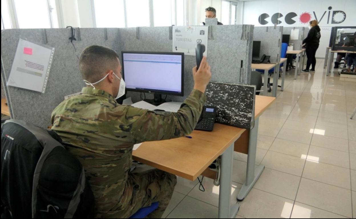 Los militares rastrean contactos de infectados de covid en Extremadura. 