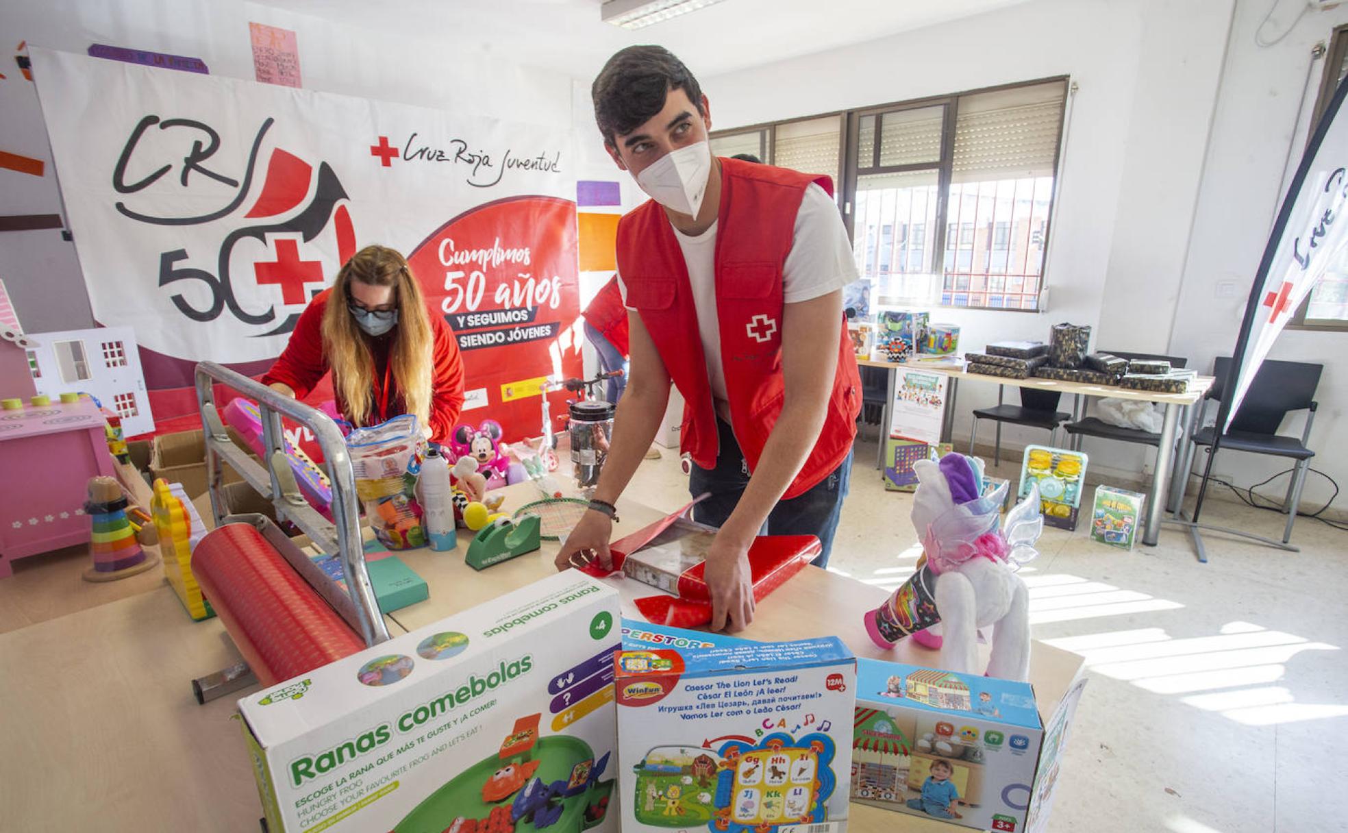 Preparativos para la entrega de juguetes solidarios de la campaña de Cruz Roja. 