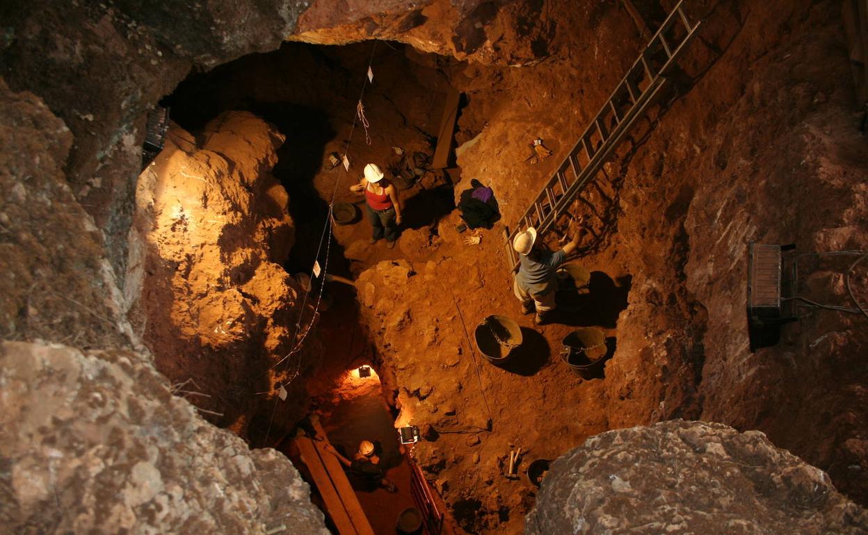 Campaña de excavación en la cueva de Santa Ana en 2019, la última en la cavidad situada en el Cefot. 