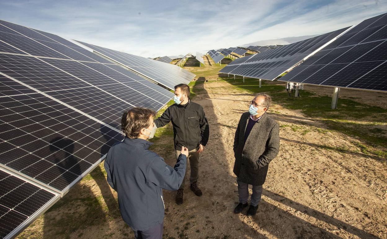 Luis Salaya en una visita a una planta solar el pasado mes de diciembre. 