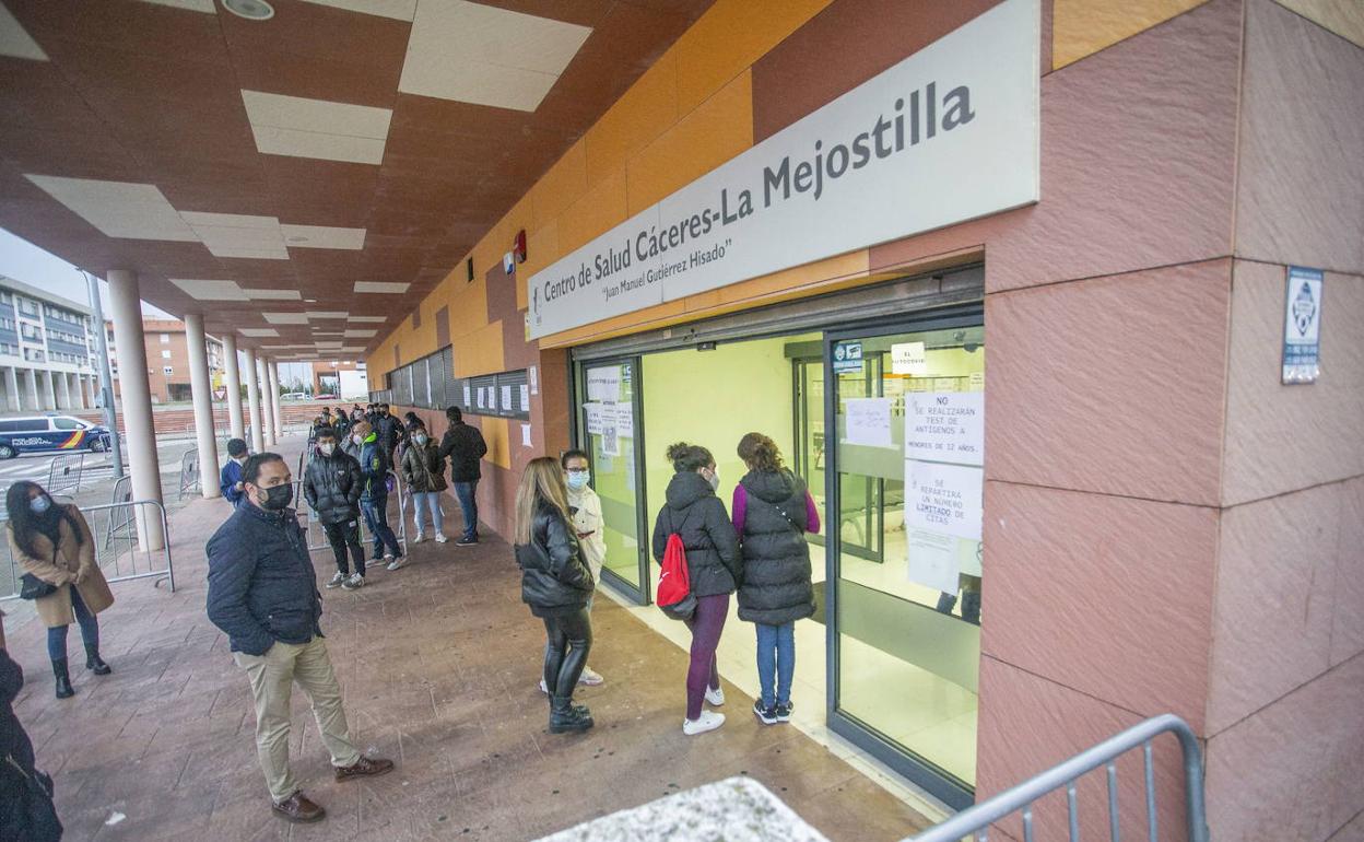 Fila de personas esperando para hacerse un test de detección de la covid en Cáceres