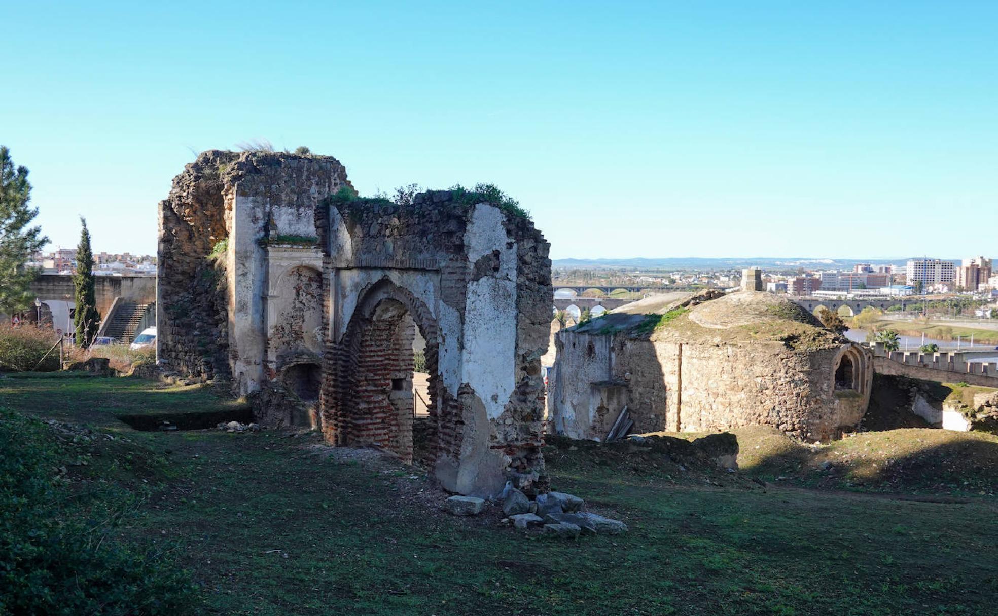 Las ermitas de la Alcazaba, en estado de ruina. 