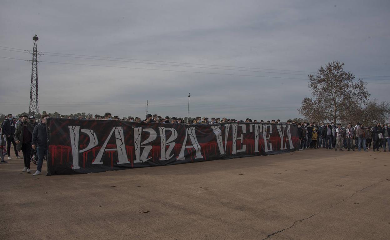Aficionados del Badajoz se manifiestan en contra de la familia Parra en el Nuevo Vivero convocados por la Grada 1905. 