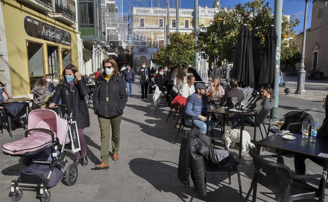 Veladores en la Plaza de España de Badajoz en una imagen de archivo. 