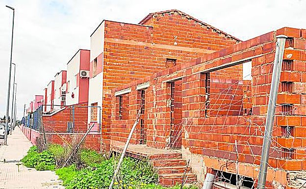 Estructuras de ladrillo de edificaciones que quedaron paradas en la calle Las Violetas de Cáceres El Viejo. 