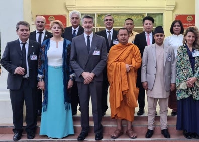 Imagen secundaria 1 - Vega Roucher y Tarawut, arquitectos de España y Tailandia. Abajo a la izquierda, delegación extremeña en Tailandia. A la derecha, José Luis Vilanova con Phra Thepworamunee, responsable del templo de Wat Phra That Phanom. 