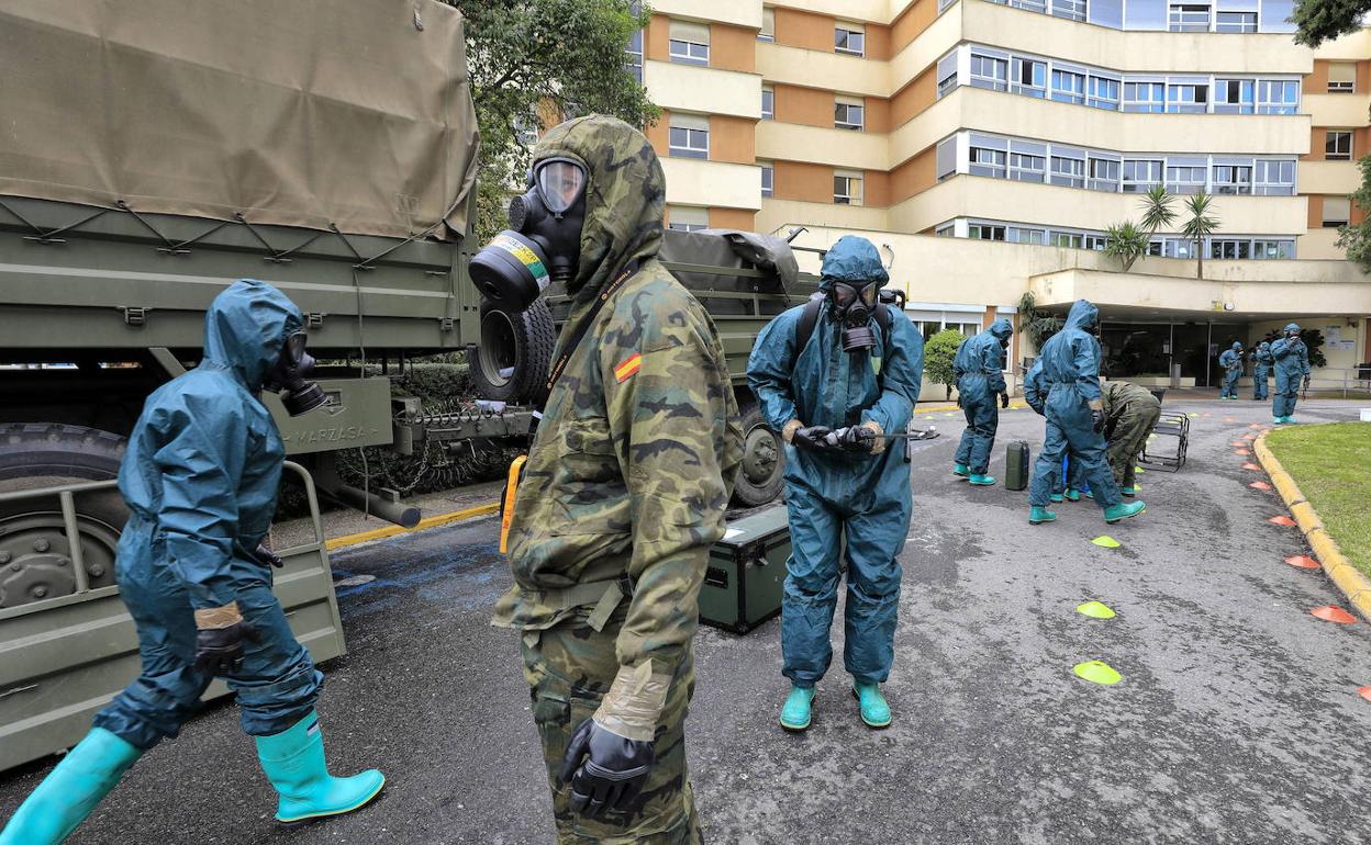 Militares desinfectando la residencia El Cuartillo de Cáceres en 2020.