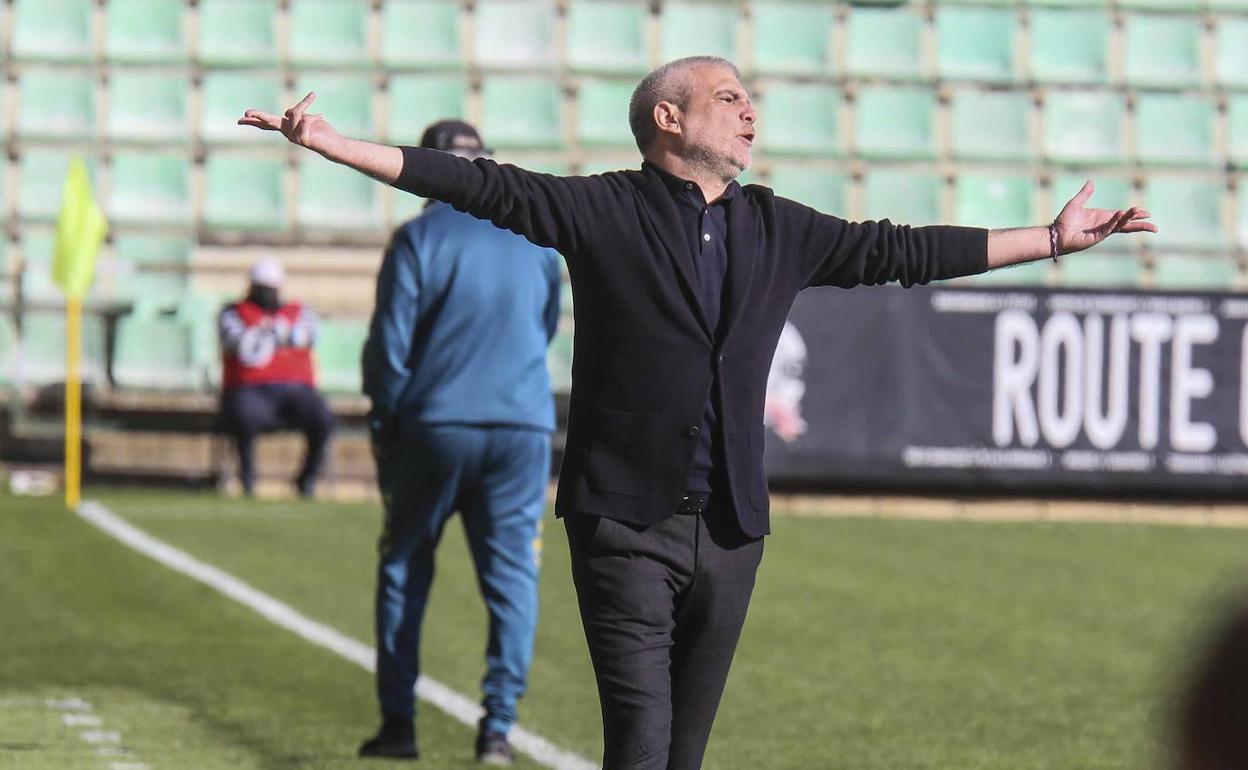 Javier Álvarez De los Mozos dirigiendo al equipo el pasado domingo en el Romano ante Las Palmas Atlético. 