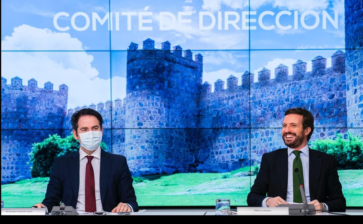 Pablo Casado, junto a Teodoro García Egea, este miércoles en el comité de dirección del PP. 