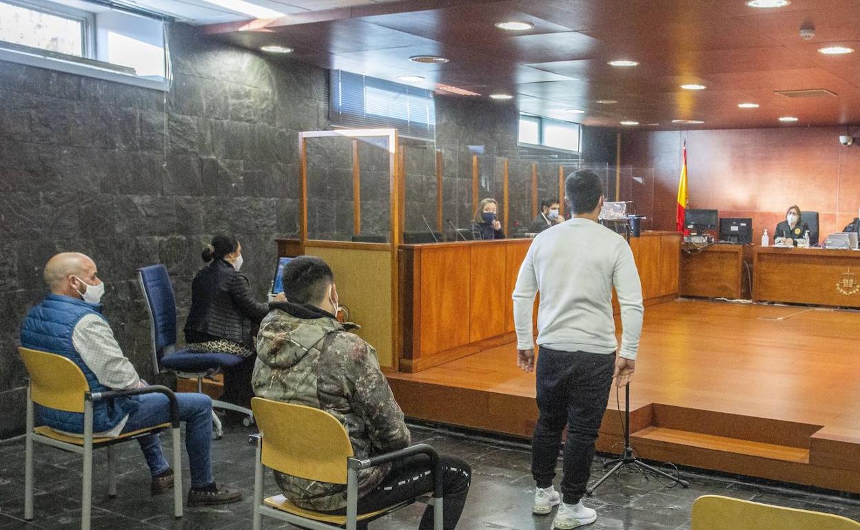 Los tres acusados declarando este jueves en la Audiencia Provincial de Cáceres. 