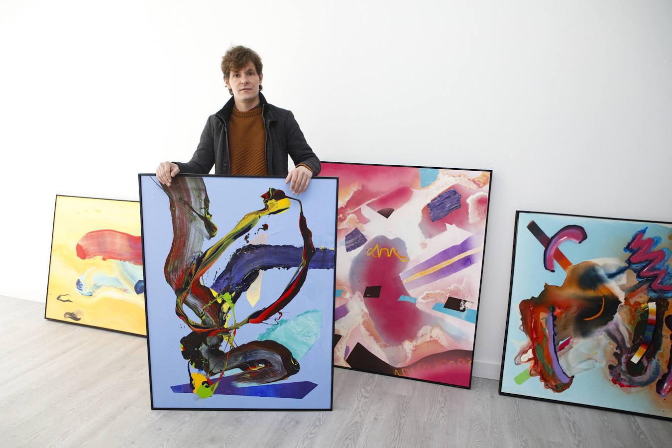 Javier Miranda muestra en la sala Belleartes su exposición pictórica ‘Paisajes oníricos’.