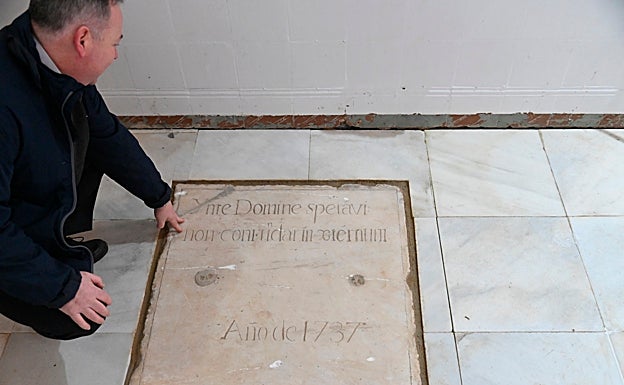 La lápida hallada que da acceso a la cripta subterránea. 