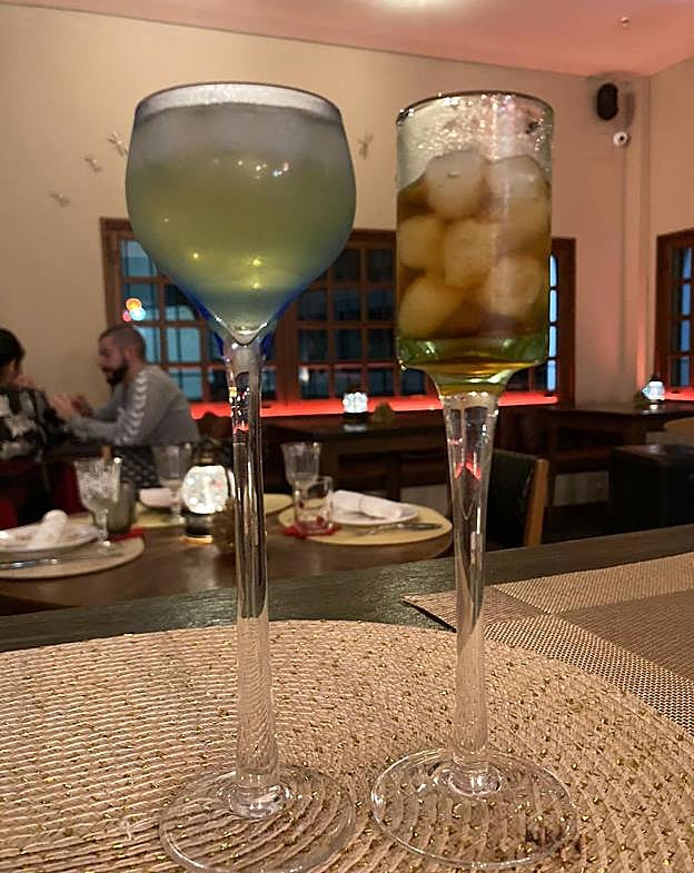 Chupitos de cortesía, de bellota y limoncello.