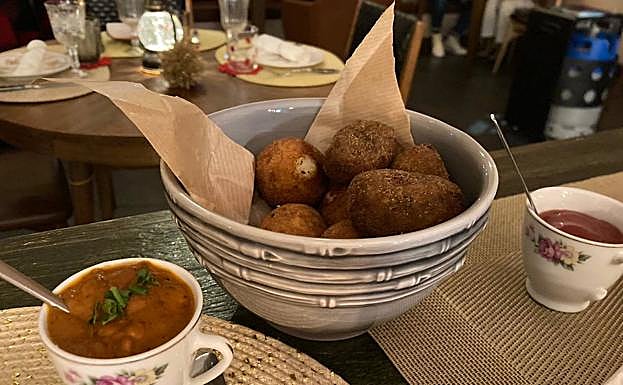 Variado de croquetas de bacalao con salsa de pimientos y berenjenas asadas, y de morcilla ibérica.