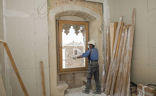 Obras en la casa palacio Paredes-Saavedra, en Cáceres, donde Atrio abrirá un hotel con servicio de mayordomo. «Será único en España», adelanta José Polo.