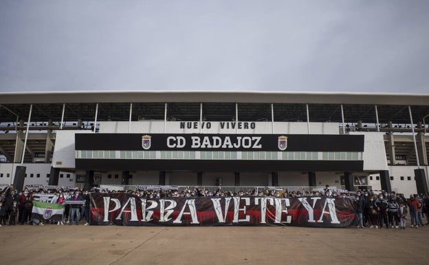 Peñas del Badajoz pidiendo, hace unos días, que la familia Parra vendiese el club. 