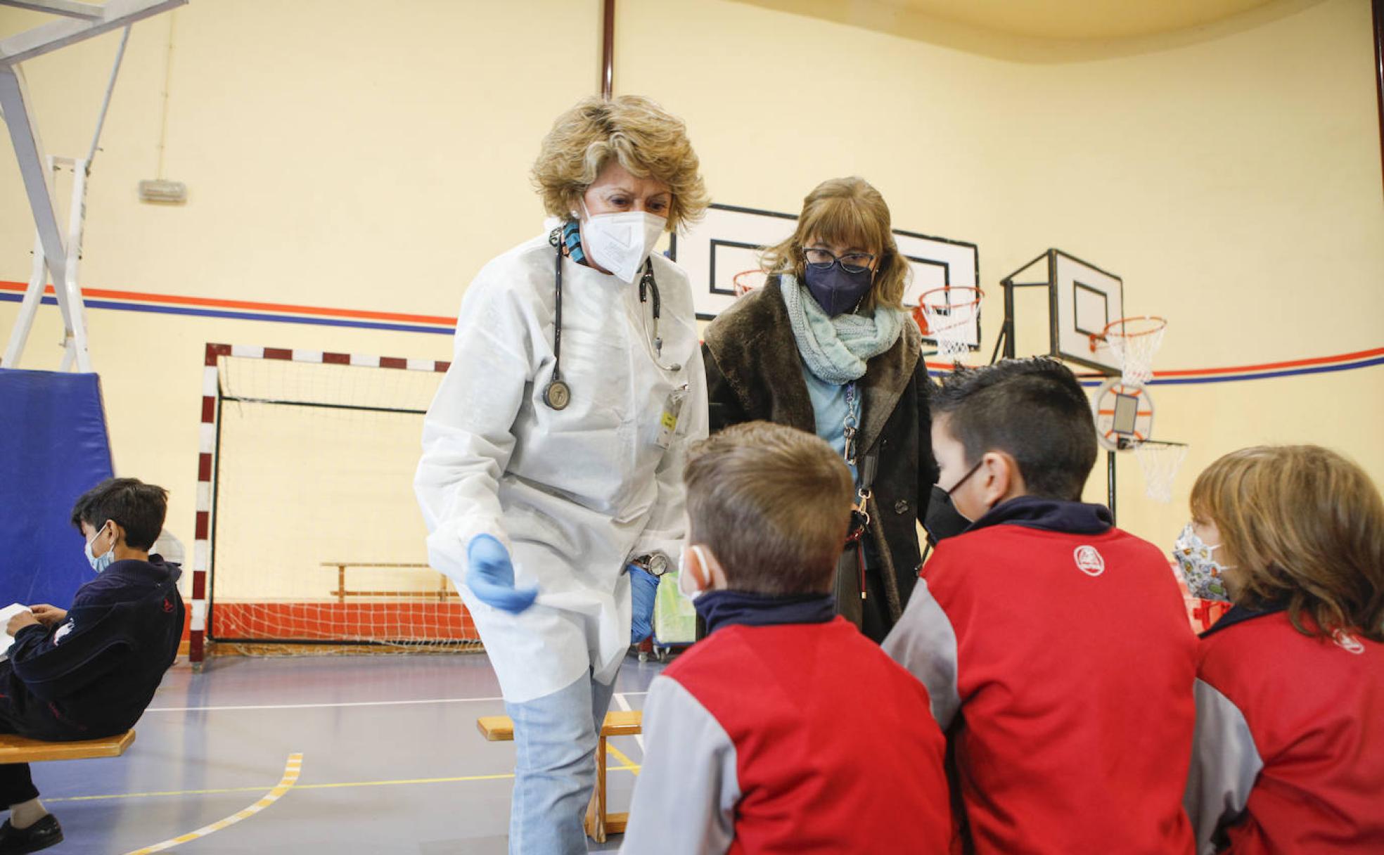 La doctora Carmen Hoyos esta semana ayudando en la vacunación en un colegio de Cáceres