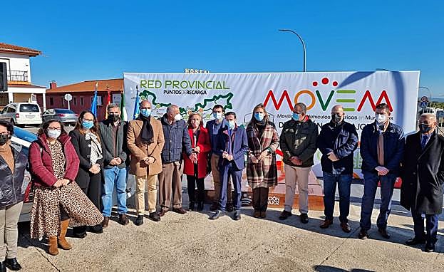 Alcaldes de los municipios con electrolineras, junto al presidente de la Diputación, Miguel Ángel Gallardo, y la delegada del Gobierno, Yolanda García Seco. 