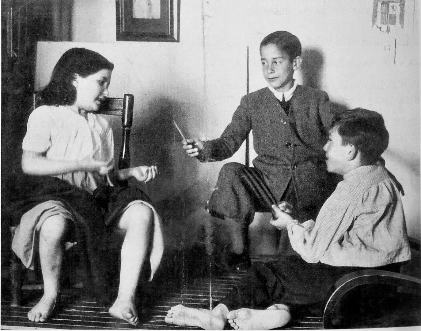 José Massa, a la derecha, posando con otros dos niños para un cuadro de su tío Solís Ávila