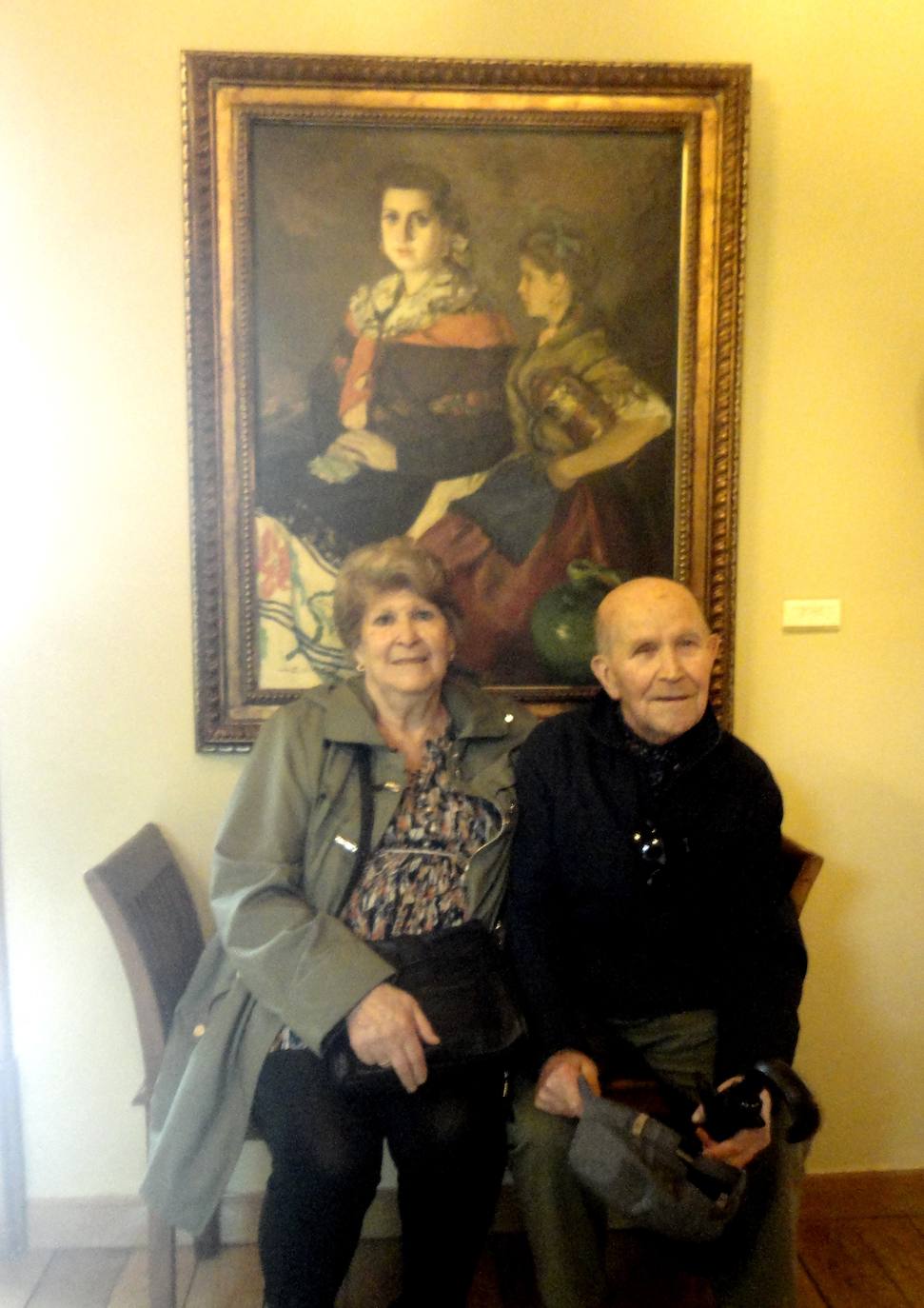 Imagen de Massa con su prima Lini Carrasco en el Museo Casa Pedrilla, junto al cuadro de Solís Ávila en el que pintó a su hija Teresa y a su sobrina Lini
