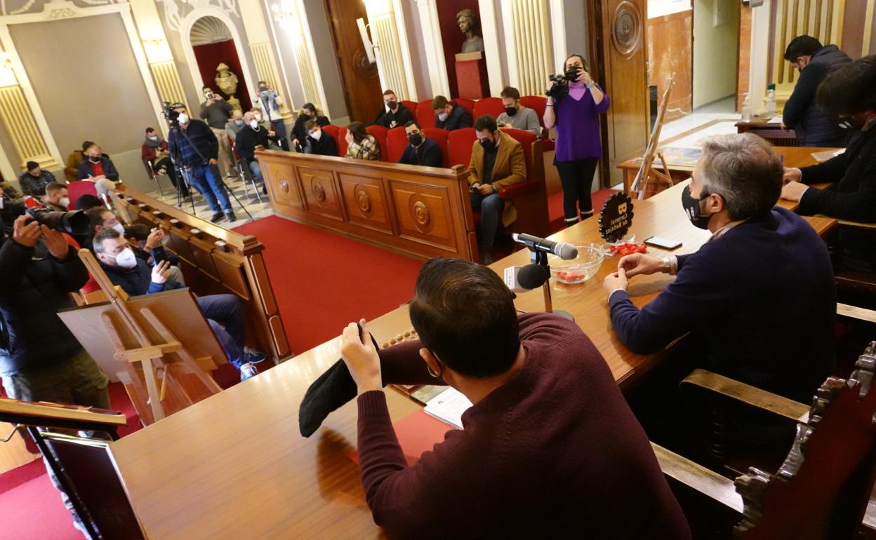 Sorteo del orden de actuación de las murgas, celebrado esta mañana en el salón de plenos del Ayuntamiento. 