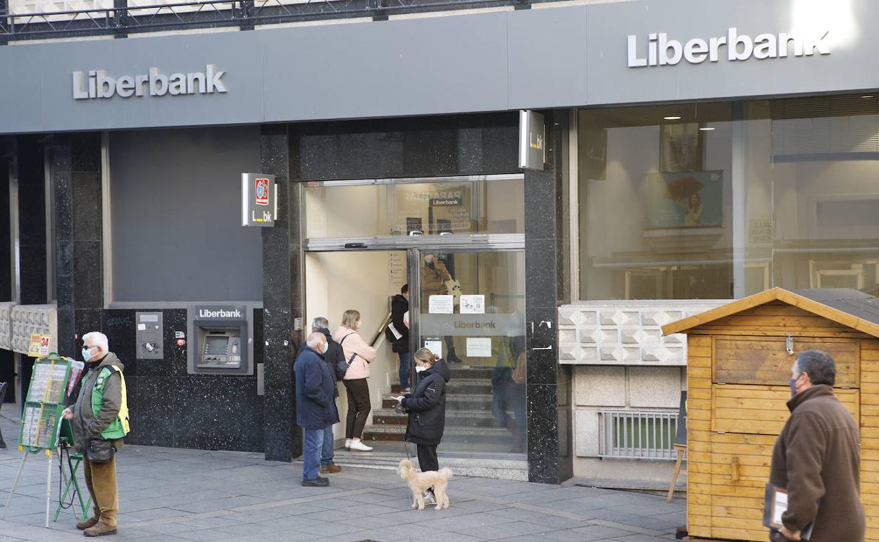 Colas en la entrada a la sucursal de Liberbank en la calle San Pedro de la capital. 