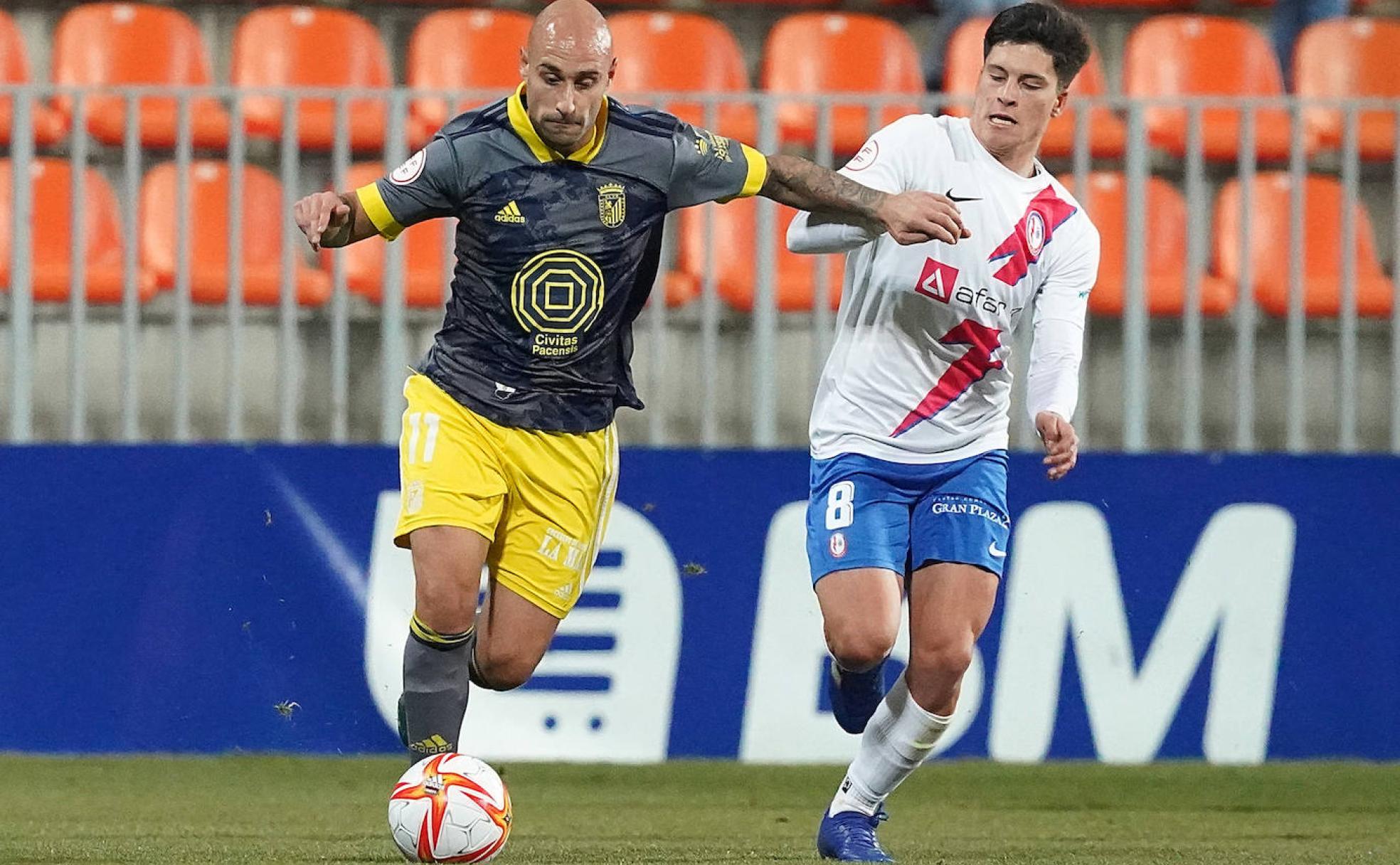 Gorka Santamaría protege el balón durante el partido.