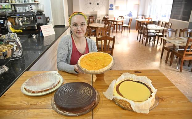 Sandra Hernández y algunas de las muchas tartas sin gluten que elabora.