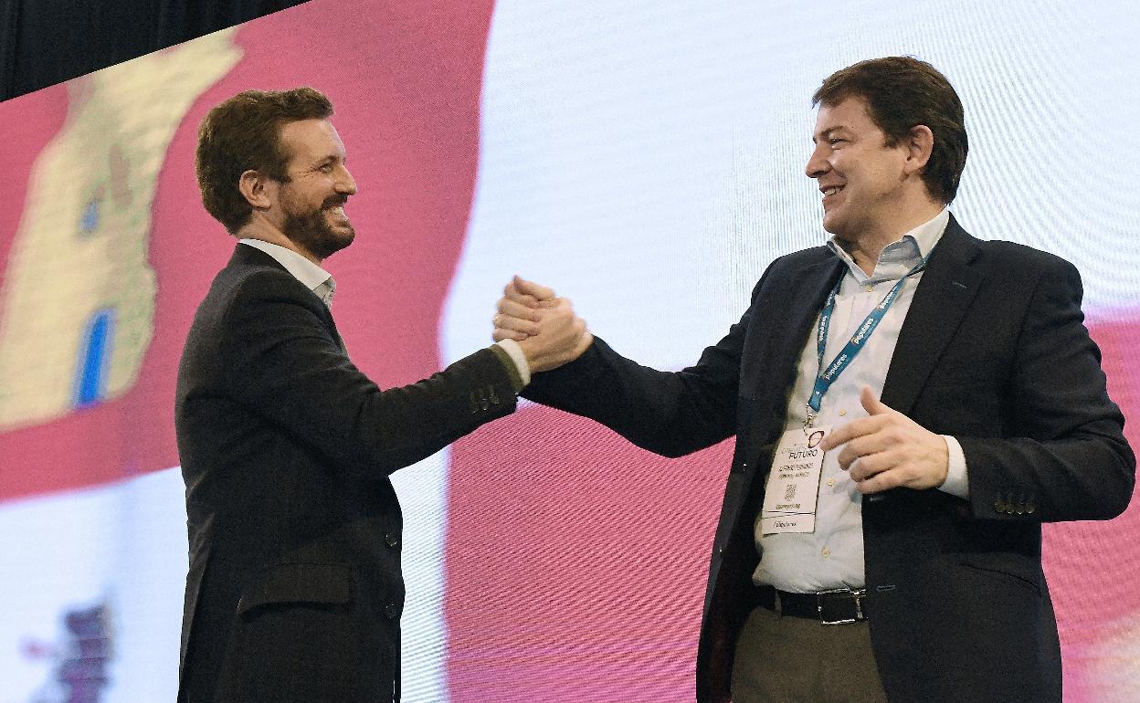 Pablo Casado y Alfonso Fernández Mañueco, este domingo, en la clausura del XIV Congreso del PP de Castilla y León.