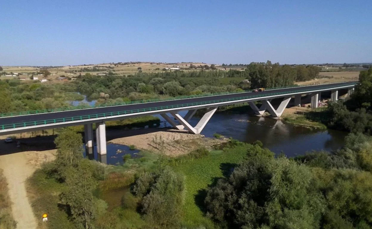 El nuevo puente sobre el río Guadiana.