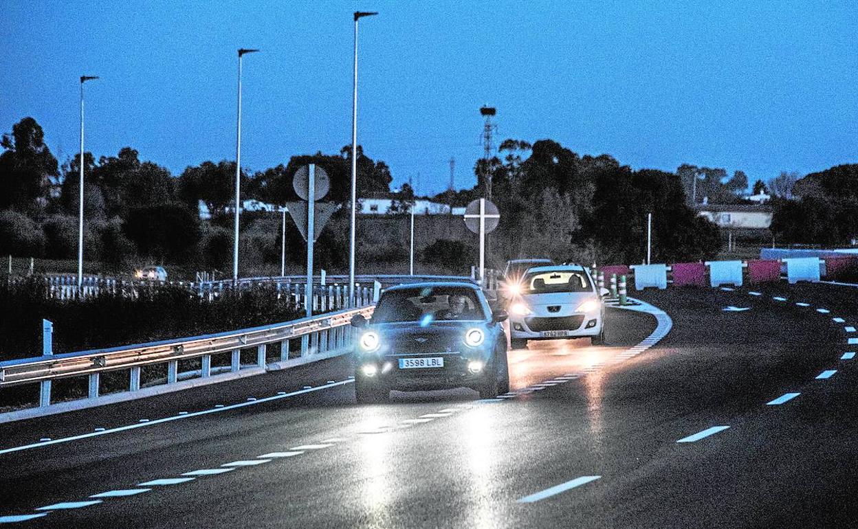 Los coches accediendo a la Ronda Sur desde la rotonda de la carretera de Olivenza, que carece de iluminación. 