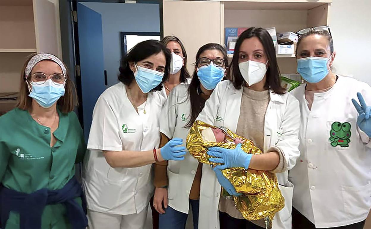 La matrona Mari Cruz Blanco, con el pequeño Hugo en brazos, posa junto a las compañeras que ayudaron en el alumbramiento: la auxiliar de enfermería Carmen Pajares, la enfermera de pediatría Paqui Vizcaíno, la médico Nuria Díaz y la enfermera Gloria García Seco. 