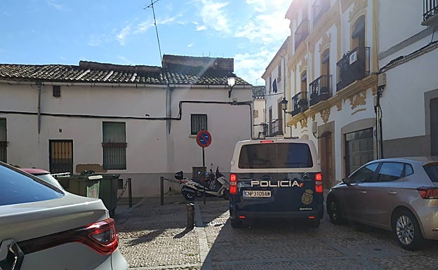 Una furgoneta de la Policía Nacional, a su paso por la Plaza de Santiago en dirección a Caleros, esta semana. 